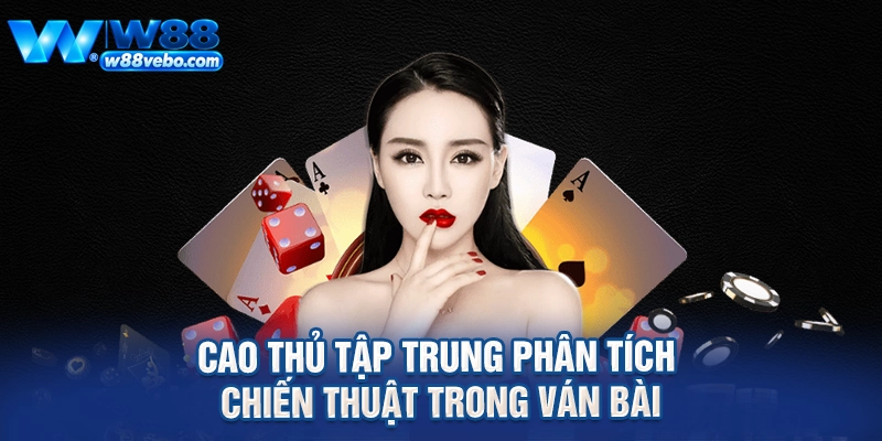 Cao thủ tập trung phân tích chiến thuật trong ván bài